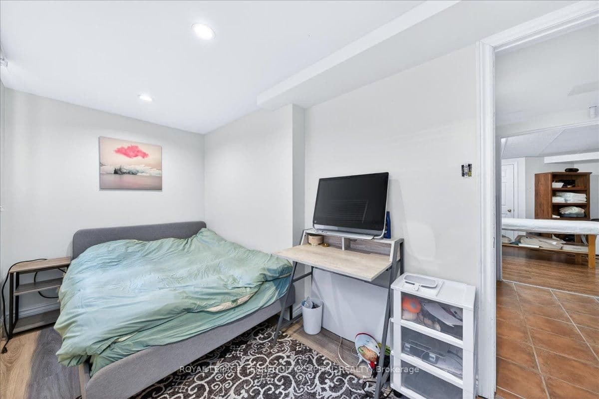 260 Douglas Road thumbnail 44