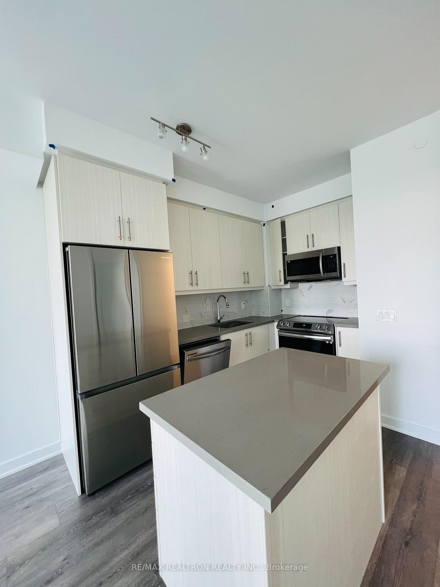 105 Oneida Crescent, Unit 904 thumbnail 4