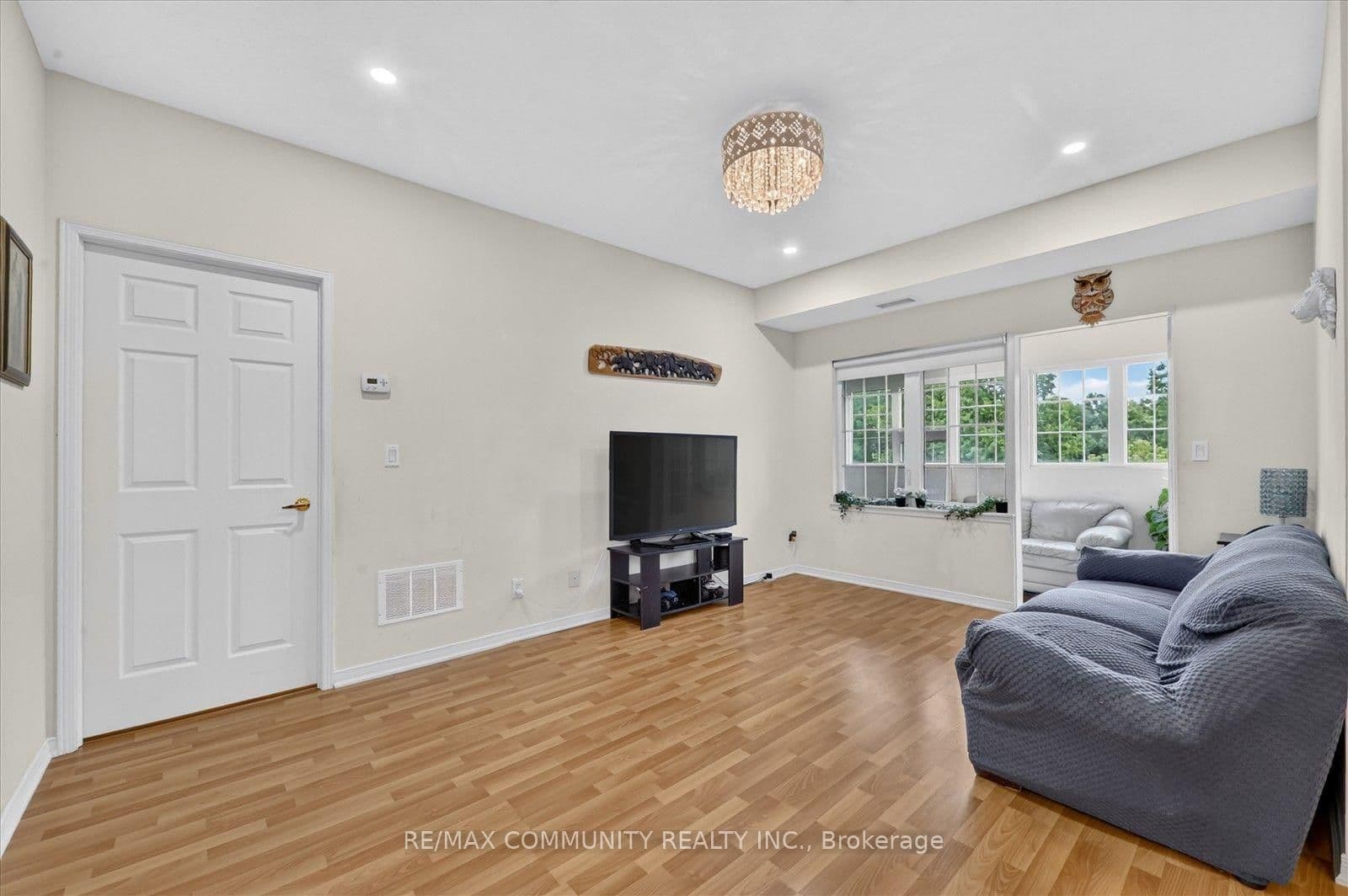 9431 Jane Street, Unit 308 thumbnail 18