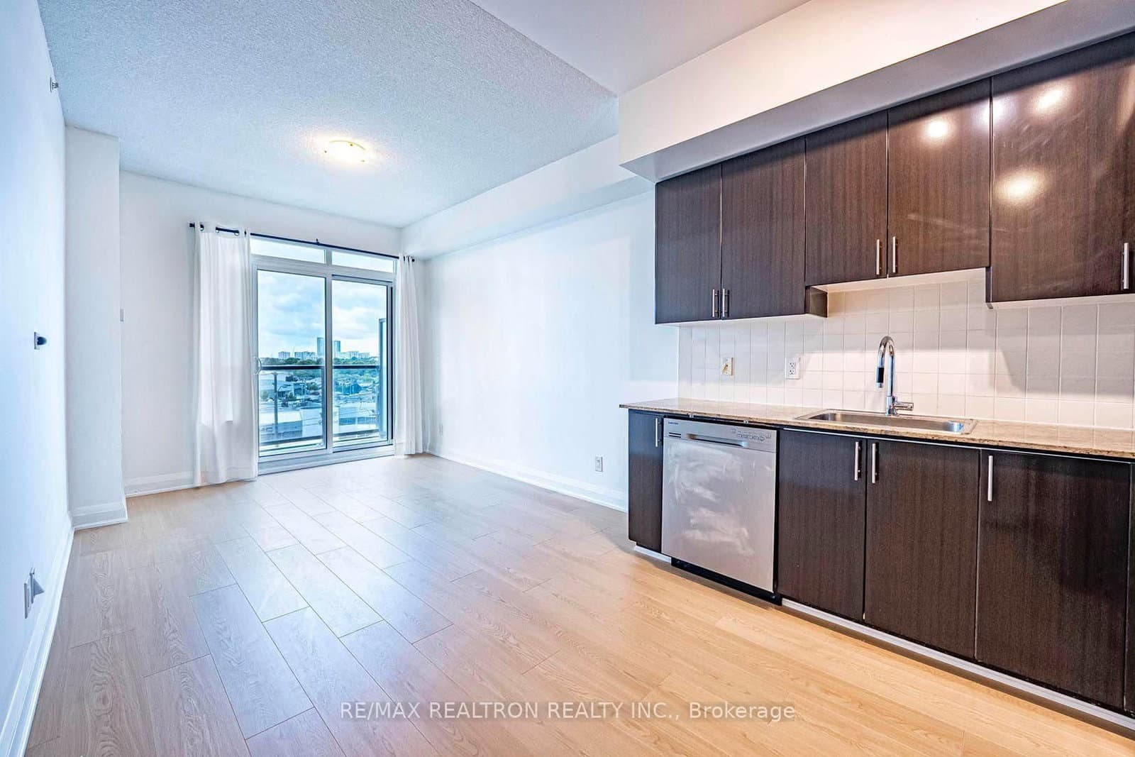 7161 Yonge Street, Unit 418 thumbnail 4