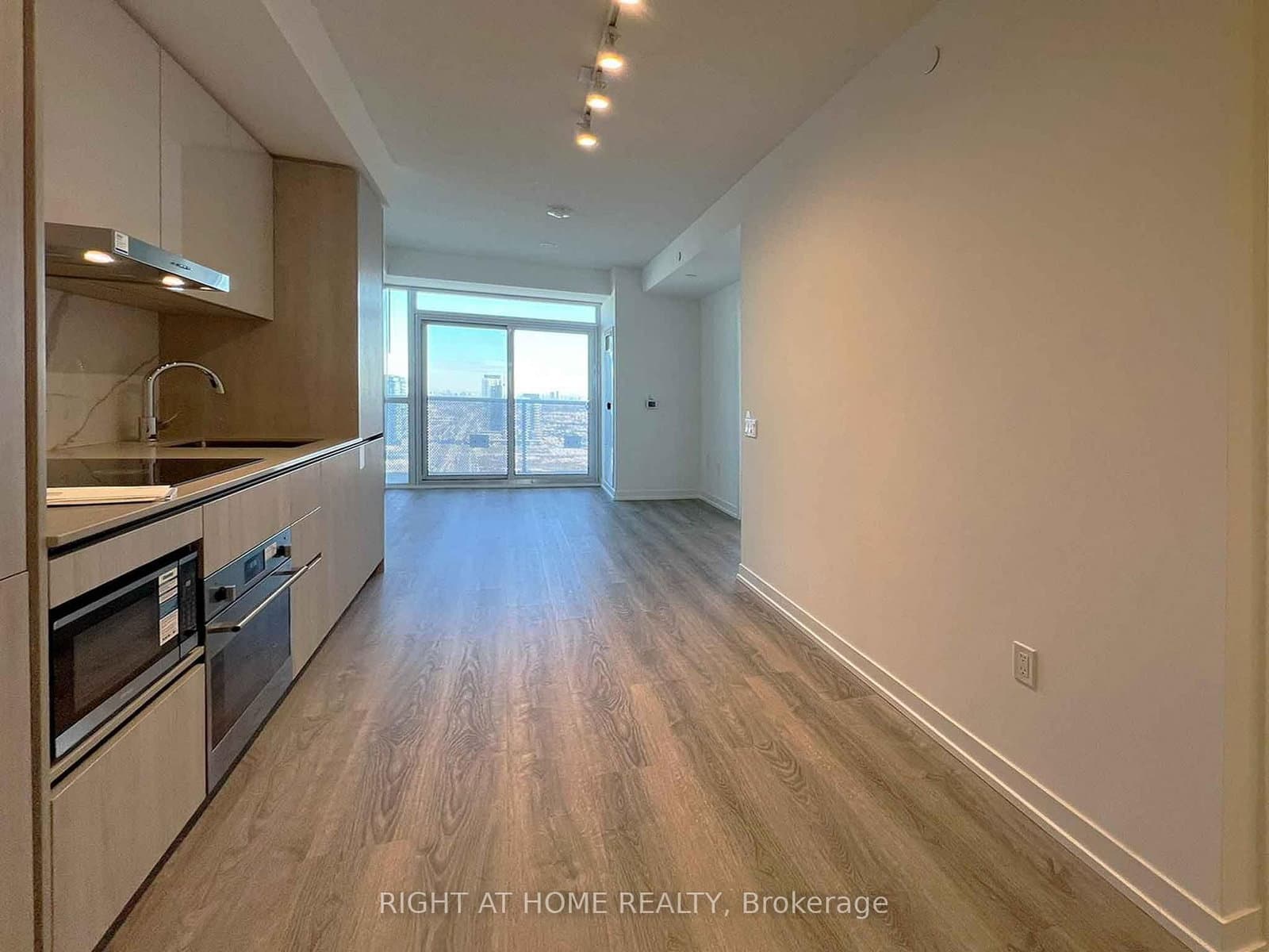 8 Interchange Way, Unit 3907 thumbnail 4