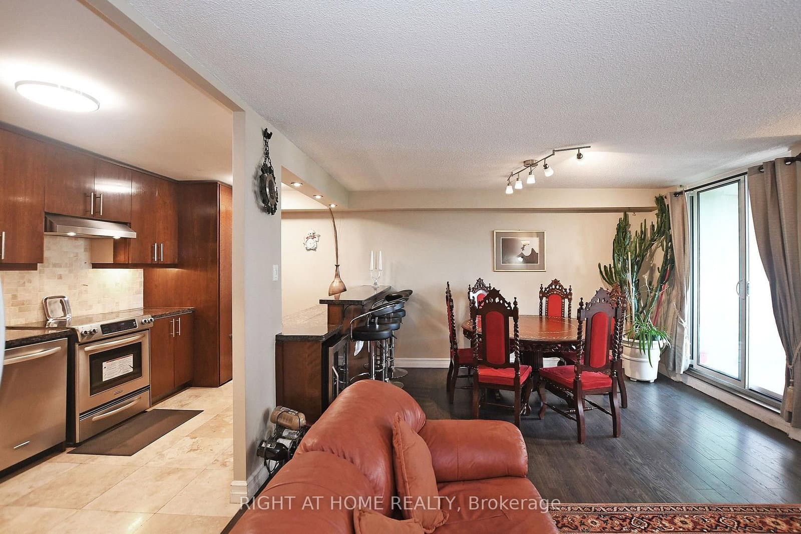60 Inverlochy Boulevard, Unit 806 thumbnail 12