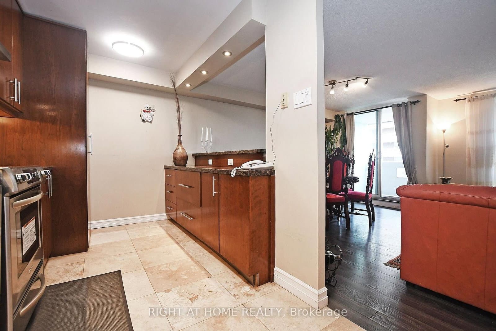 60 Inverlochy Boulevard, Unit 806 thumbnail 15