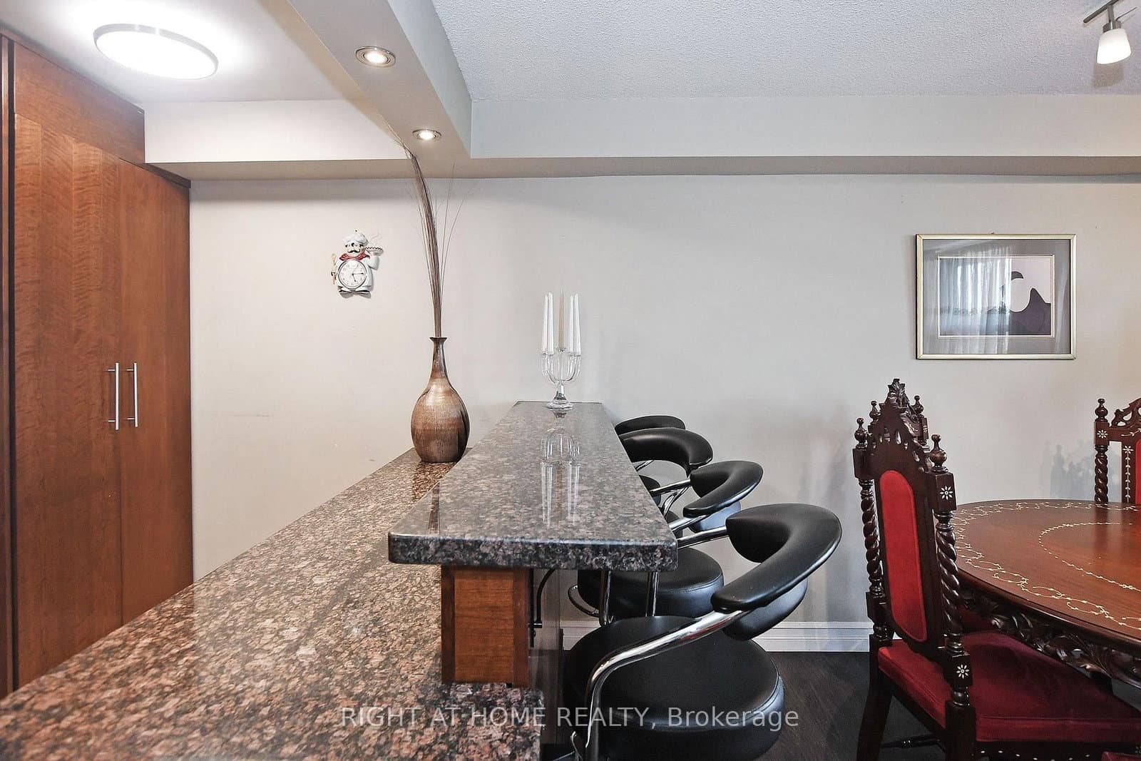 60 Inverlochy Boulevard, Unit 806 thumbnail 16