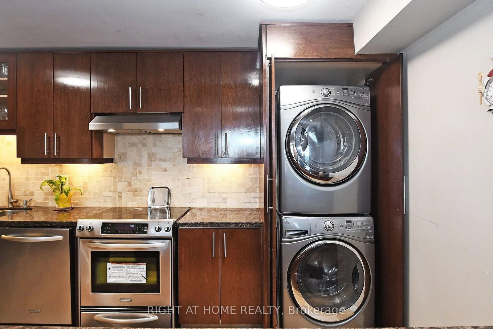 60 Inverlochy Boulevard, Unit 806 thumbnail 20