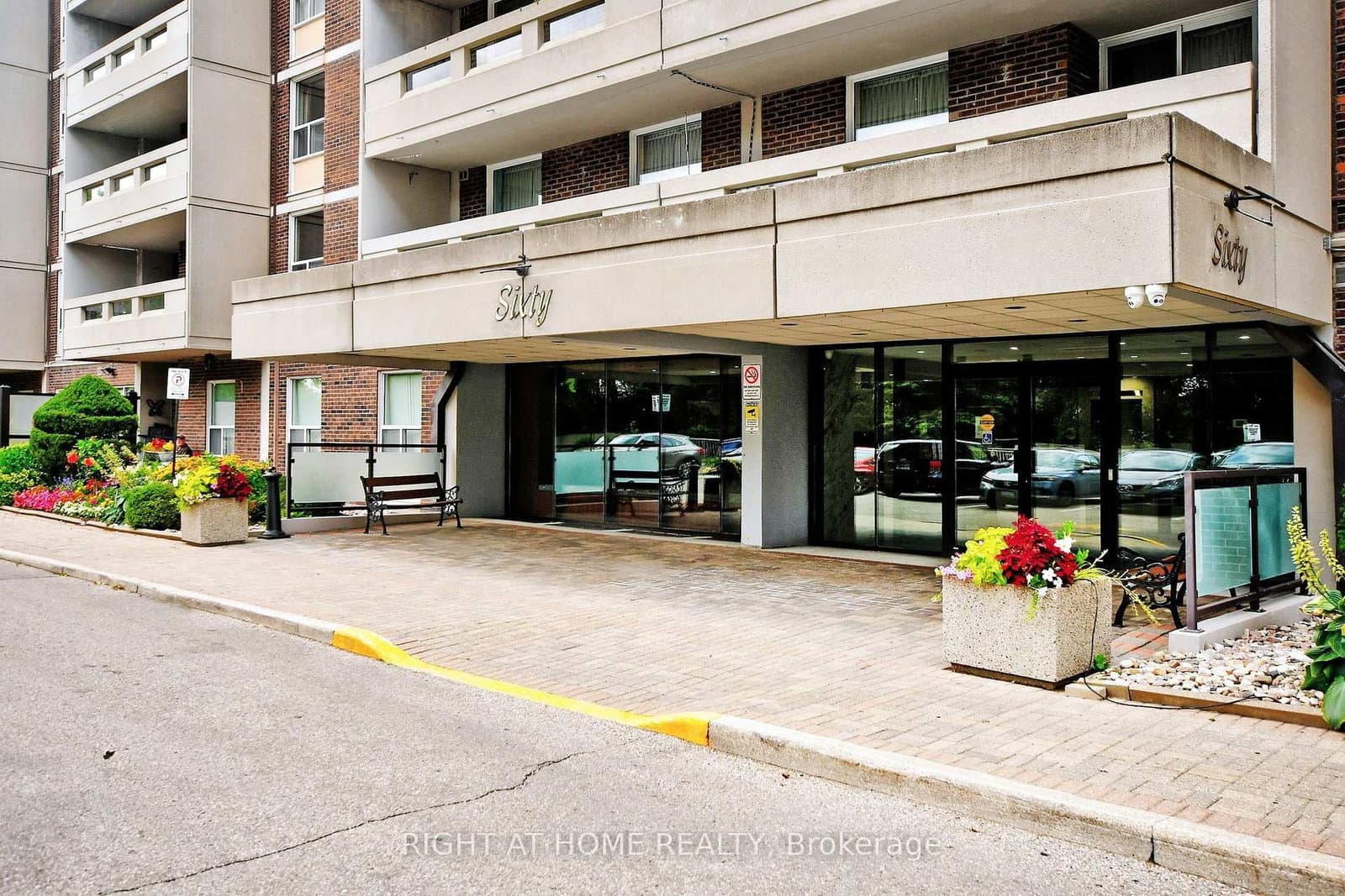 60 Inverlochy Boulevard, Unit 806 thumbnail 4