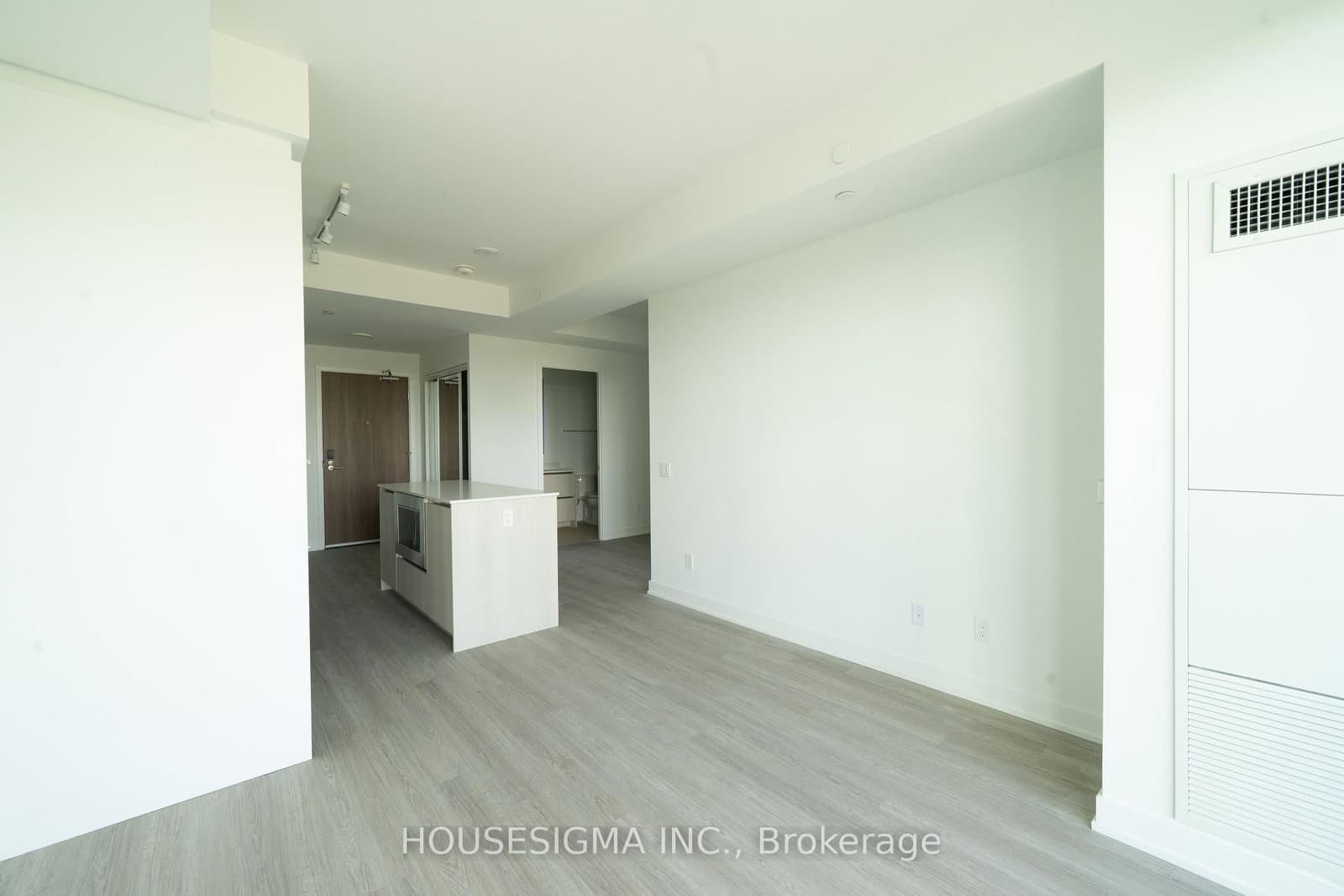 8188 Yonge Street, Unit 820 thumbnail 8