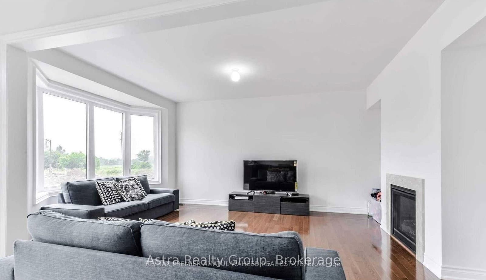 596 Mactier Drive thumbnail 19