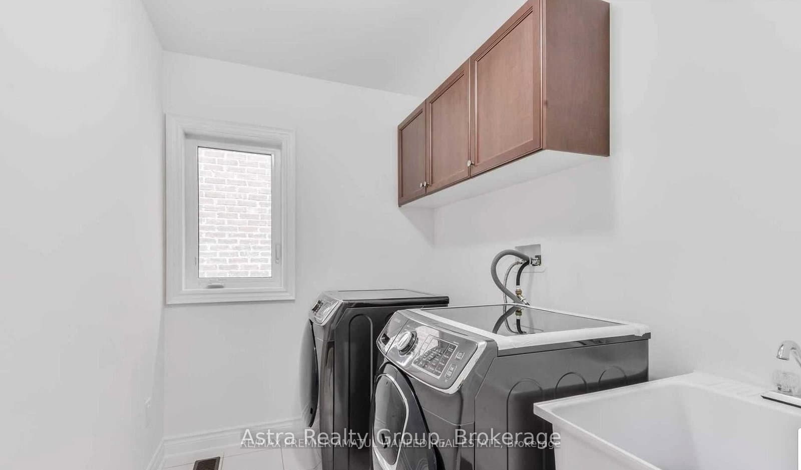 596 Mactier Drive thumbnail 23