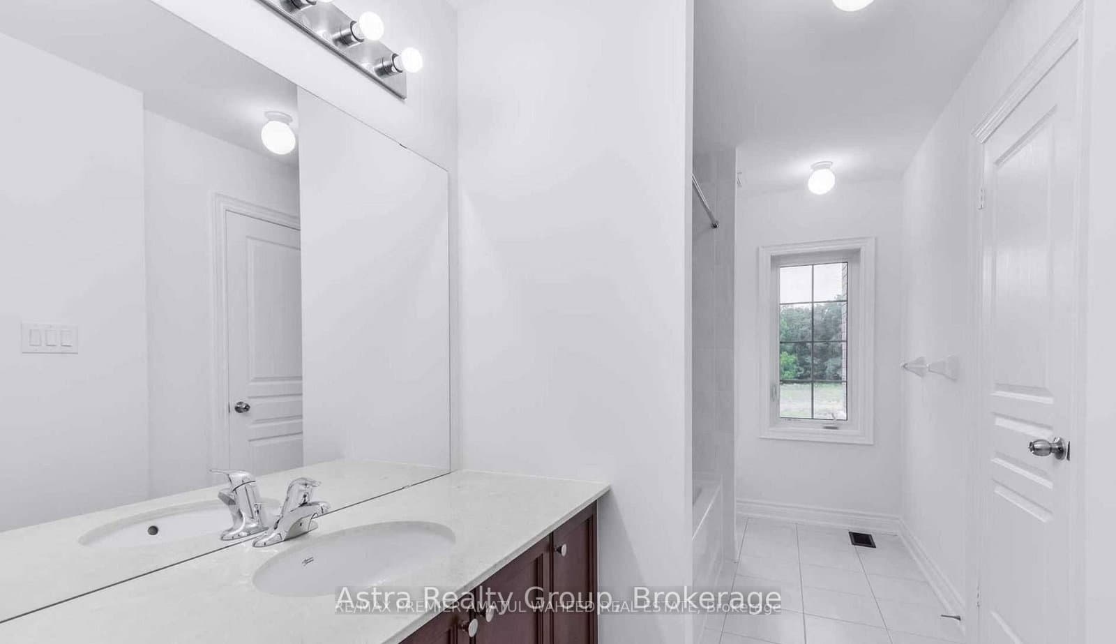 596 Mactier Drive thumbnail 4