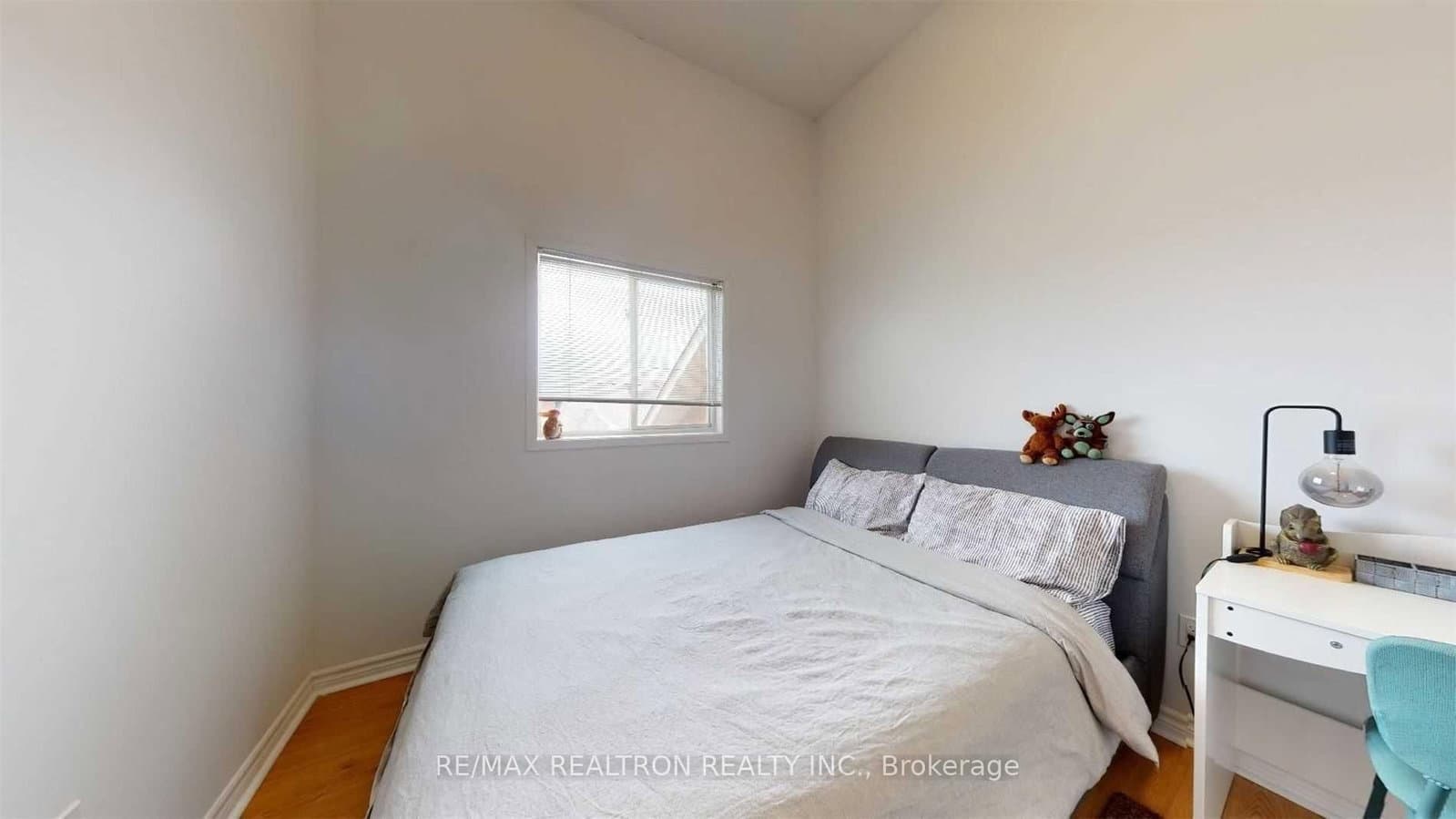 102 Royal Chapin Crescent thumbnail 11
