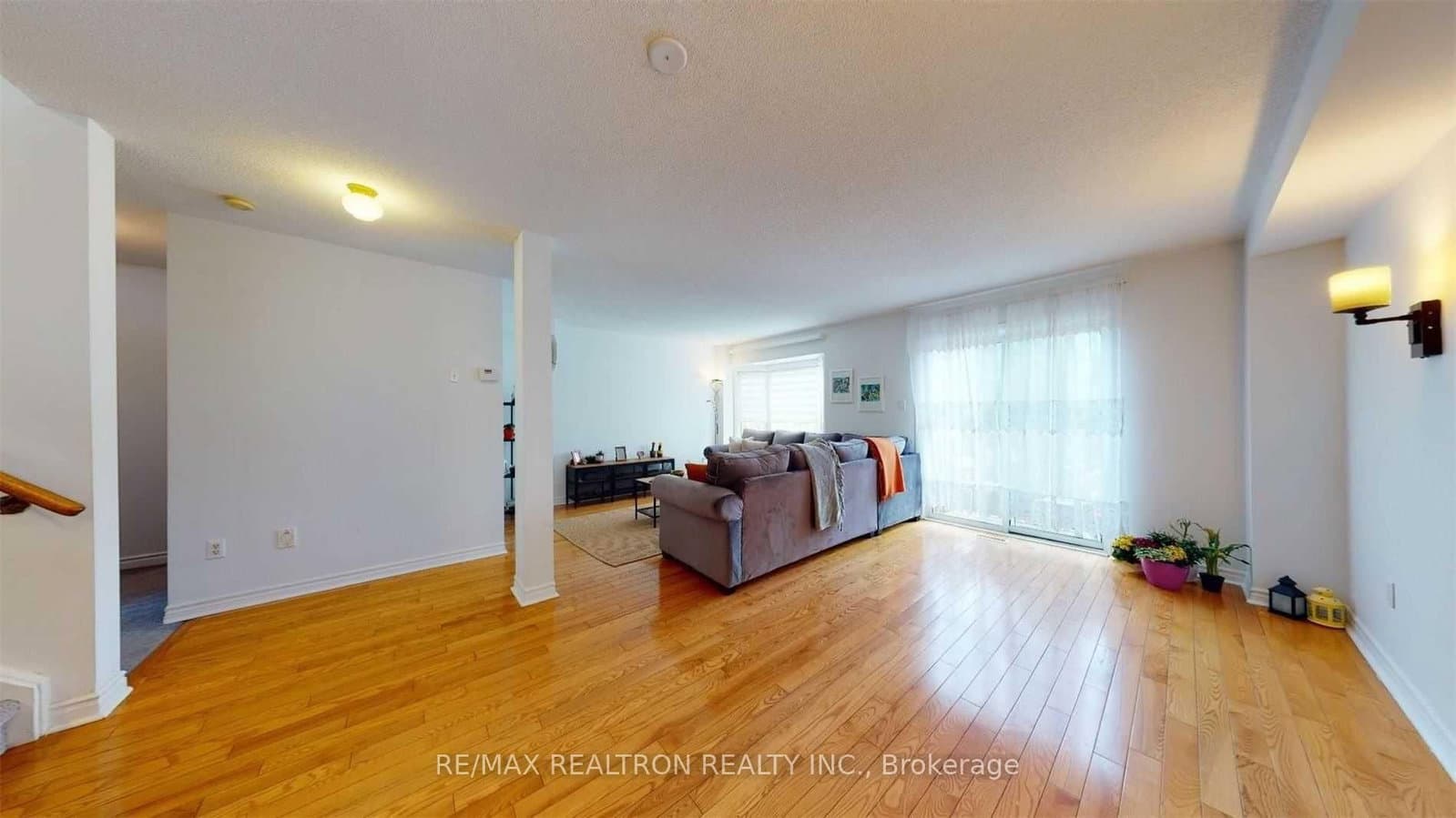 102 Royal Chapin Crescent thumbnail 2