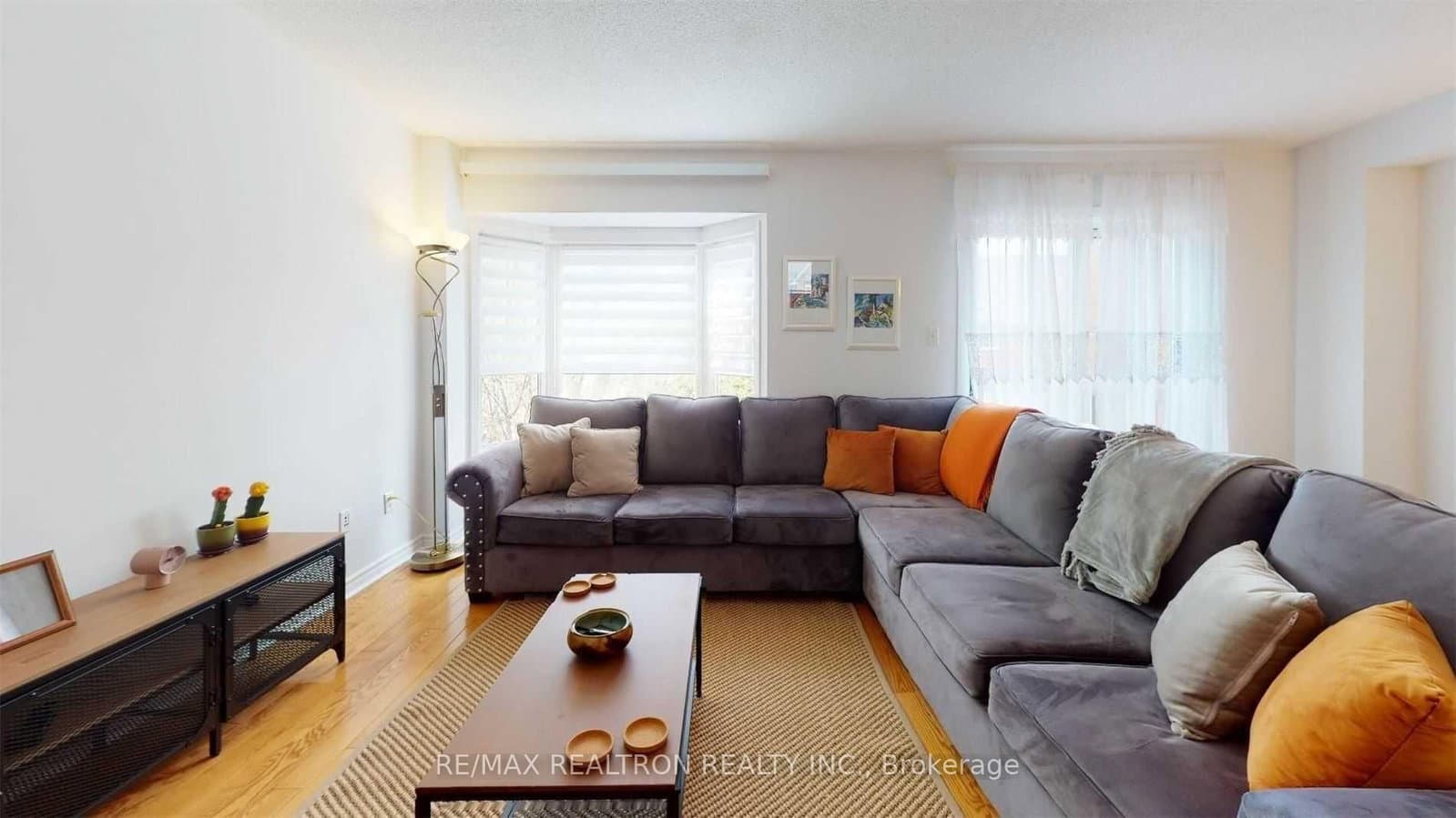 102 Royal Chapin Crescent thumbnail 3