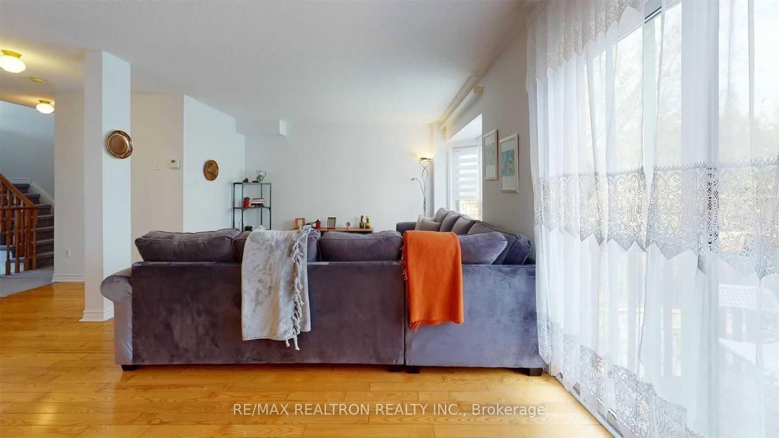 102 Royal Chapin Crescent thumbnail 5