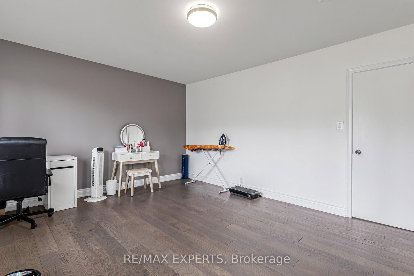 8 Longbridge Road thumbnail 15