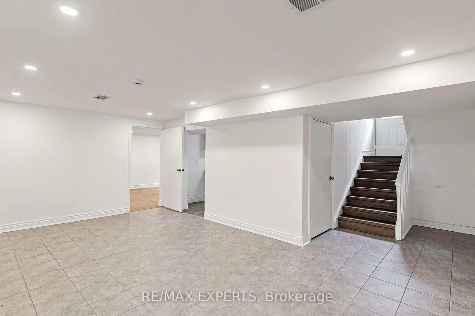 8 Longbridge Road thumbnail 32