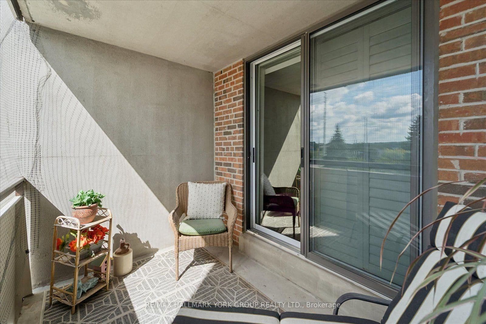 20 William Roe Boulevard, Unit 405 thumbnail 30