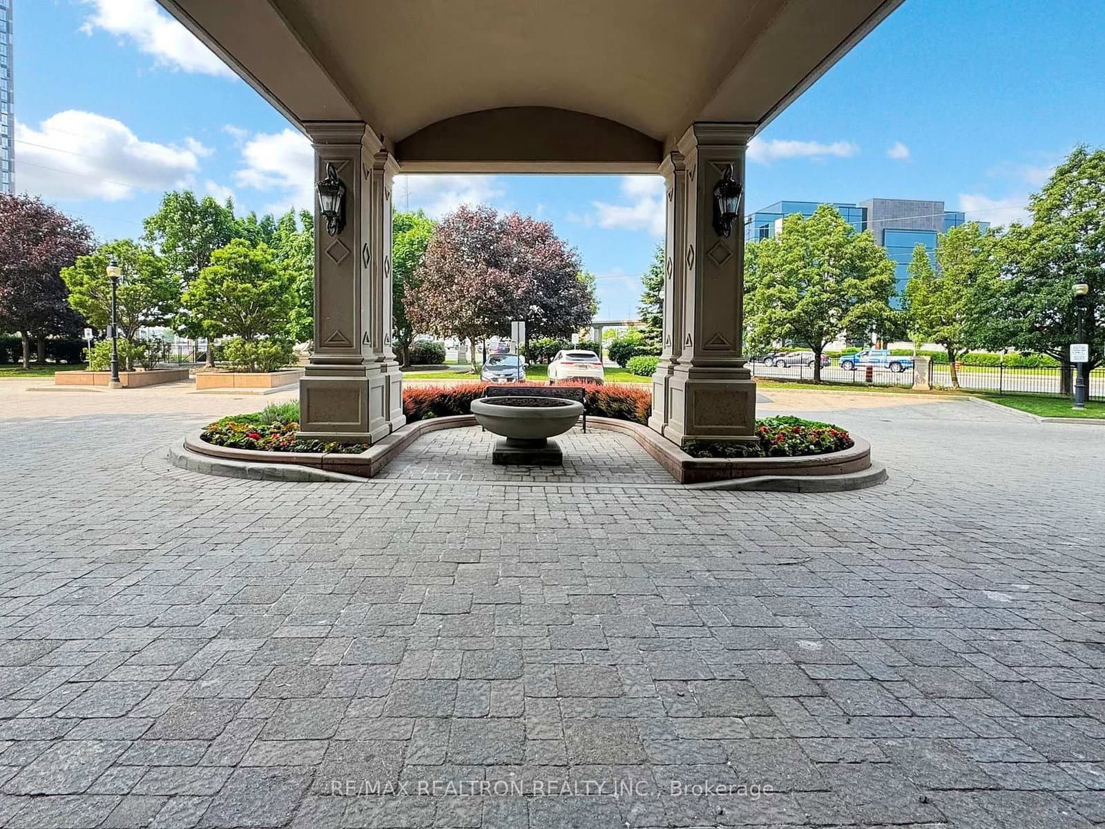 9225 Jane Street, Unit 401 thumbnail 2
