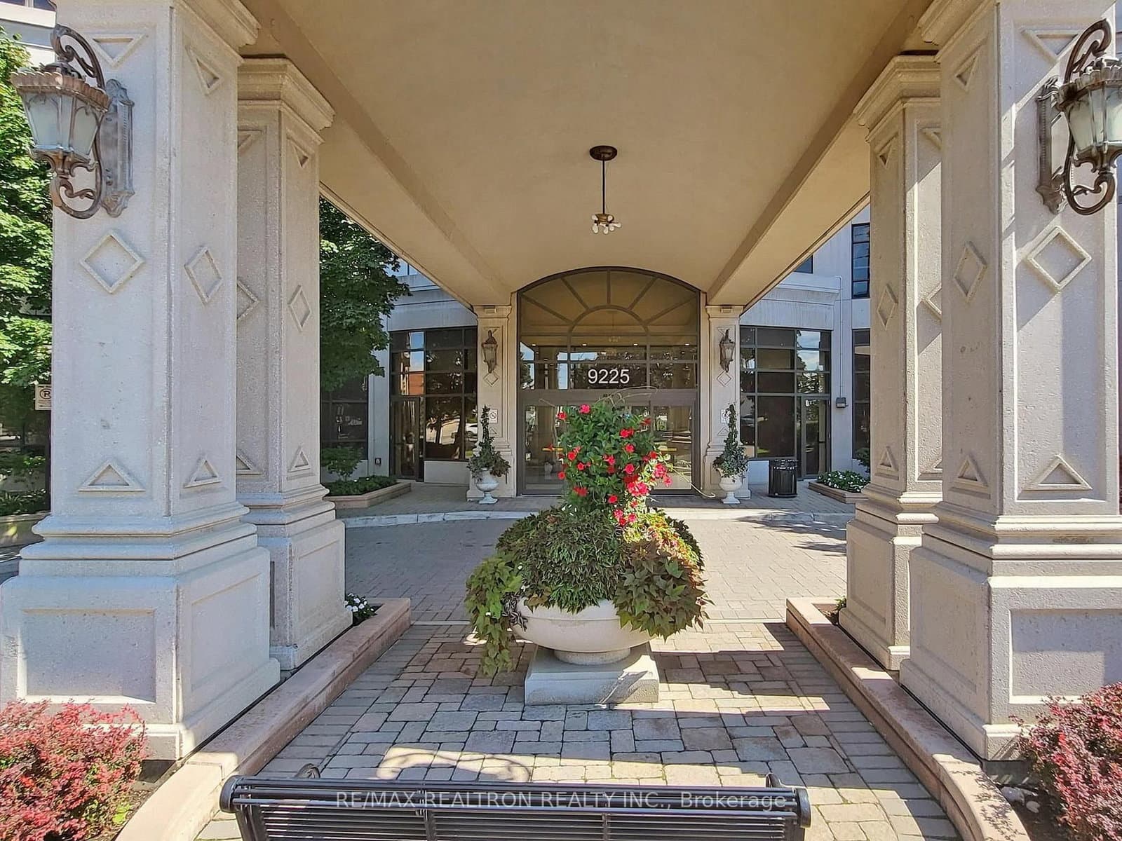 9225 Jane Street, Unit 401 thumbnail 3