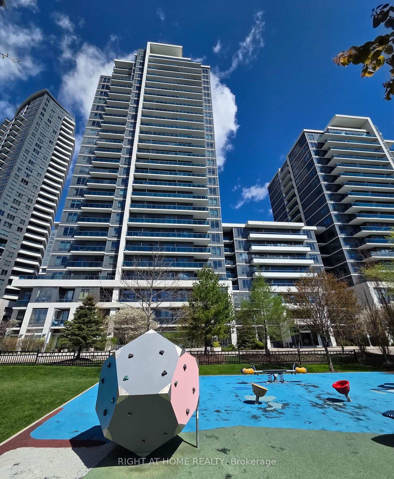 7165 Yonge Street, Unit 1406 thumbnail 2