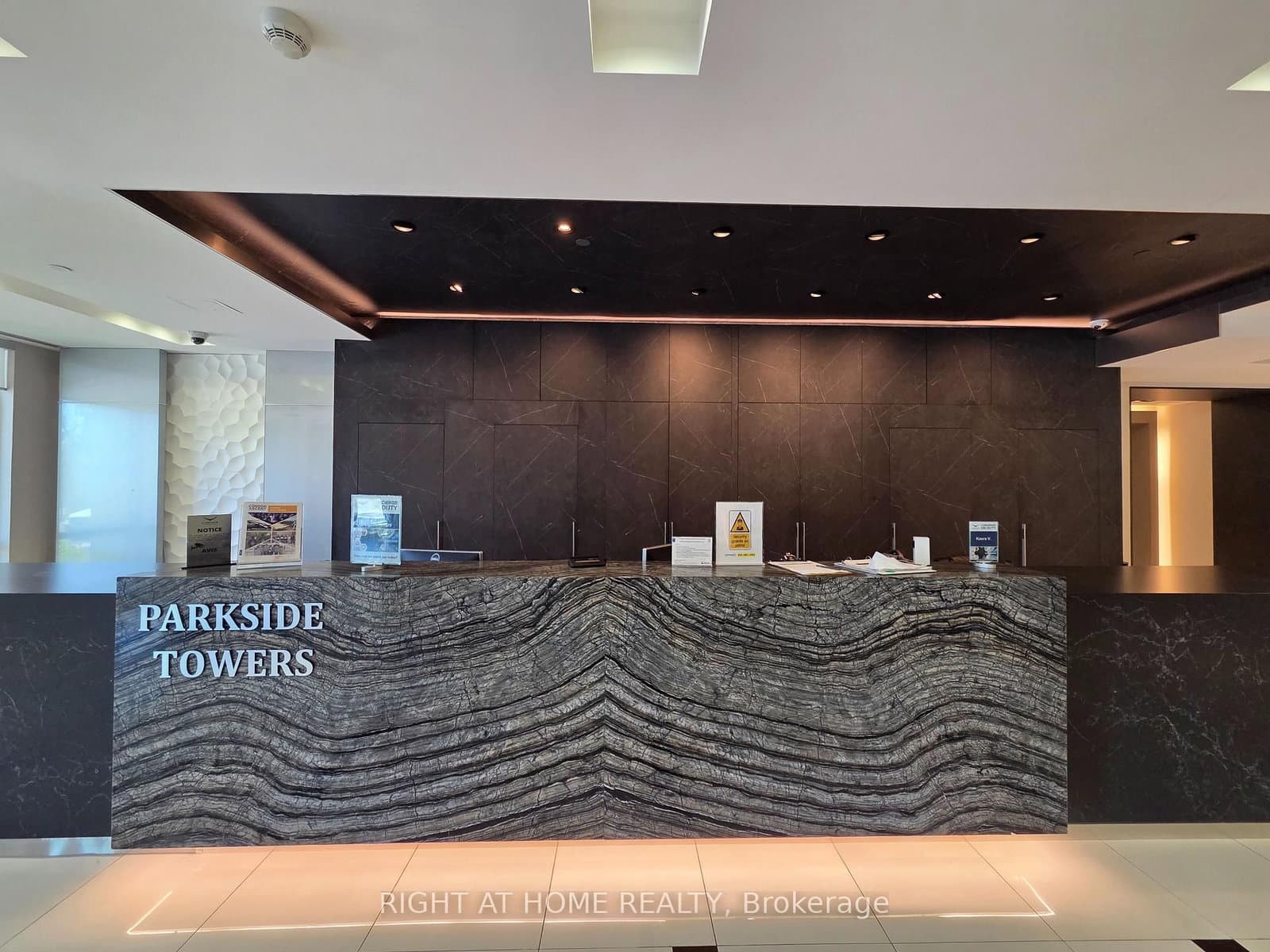 7165 Yonge Street, Unit 1406 thumbnail 5