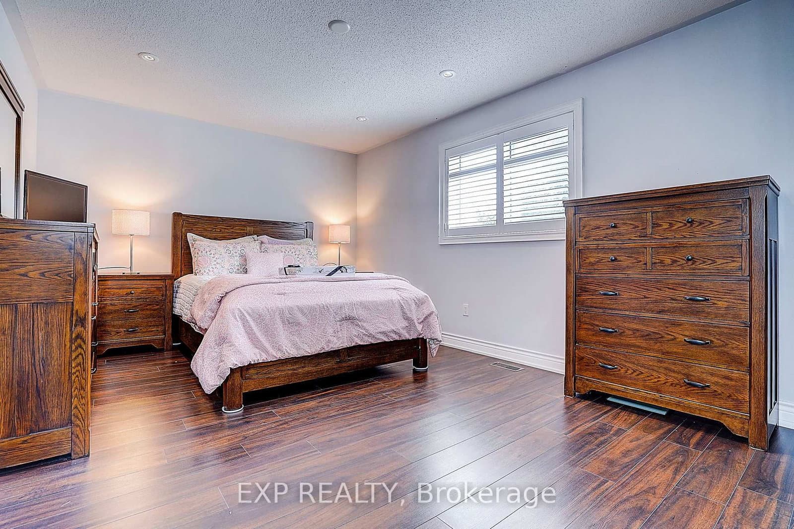 626 Walpole Crescent thumbnail 19