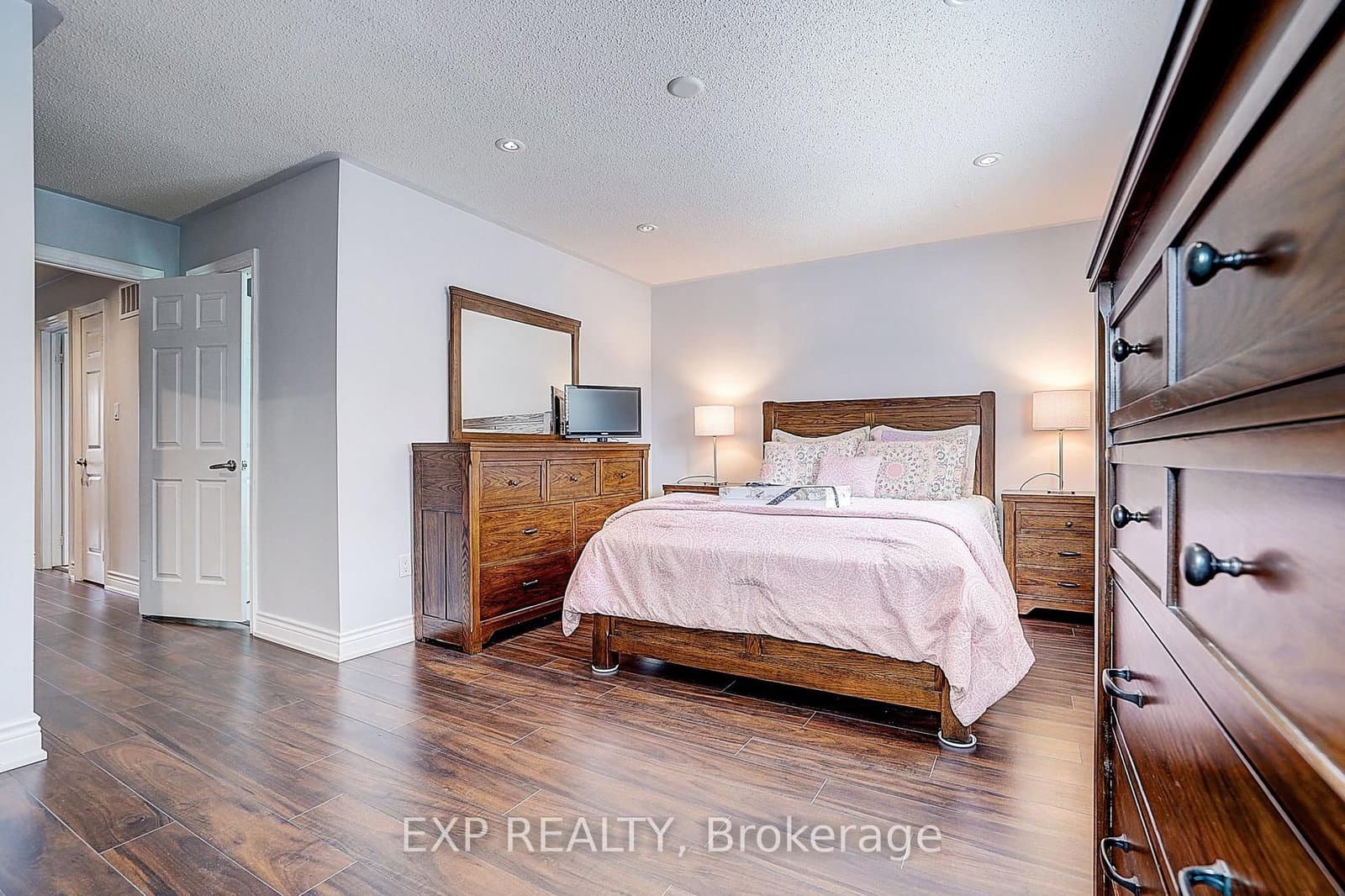 626 Walpole Crescent thumbnail 20