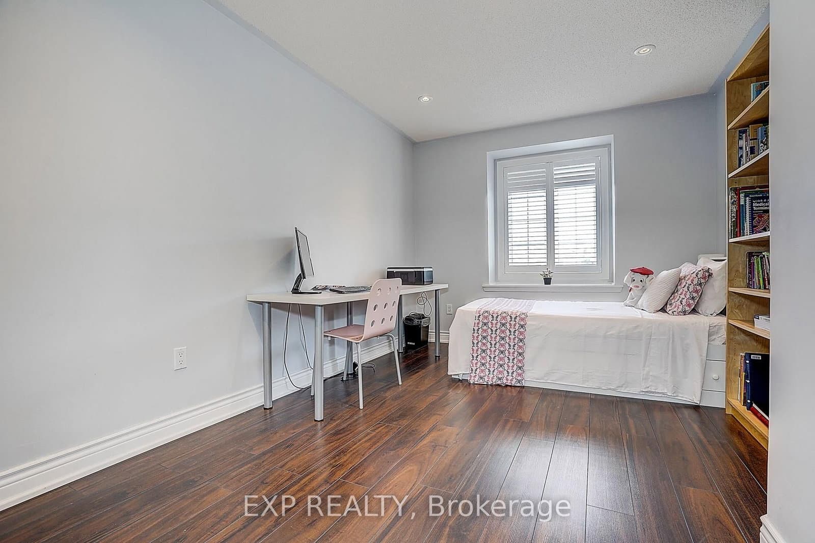 626 Walpole Crescent thumbnail 23