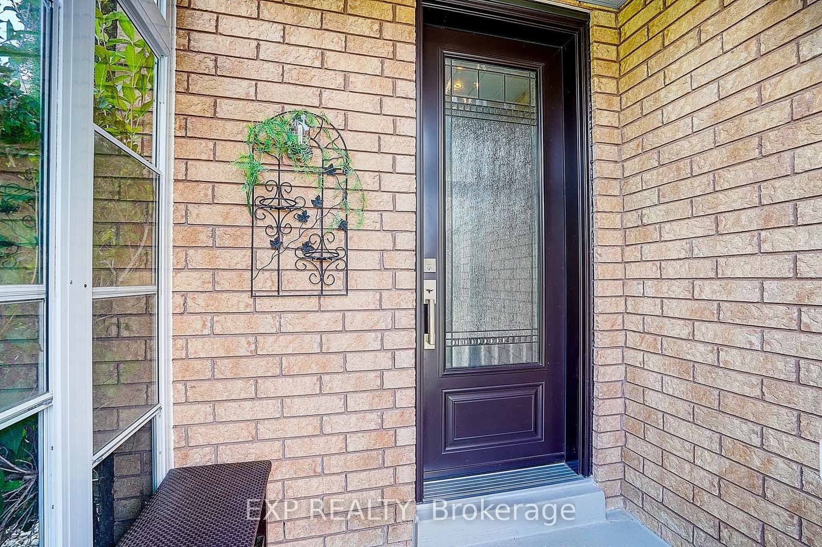 626 Walpole Crescent thumbnail 3