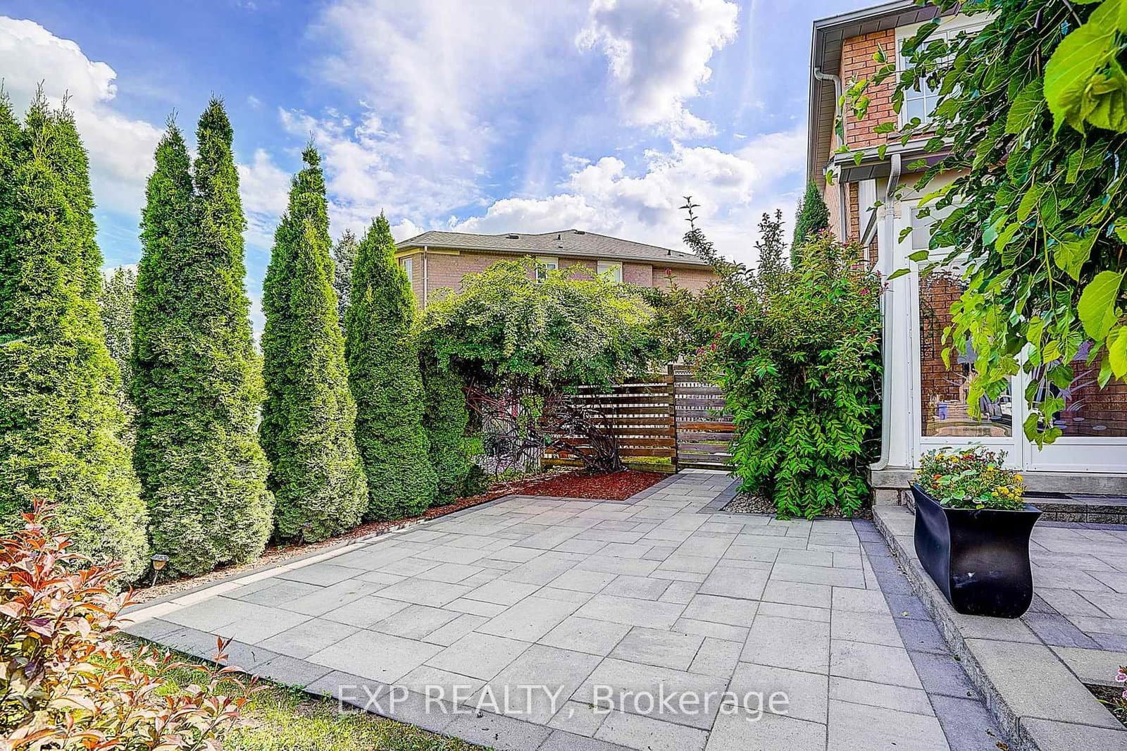 626 Walpole Crescent thumbnail 30