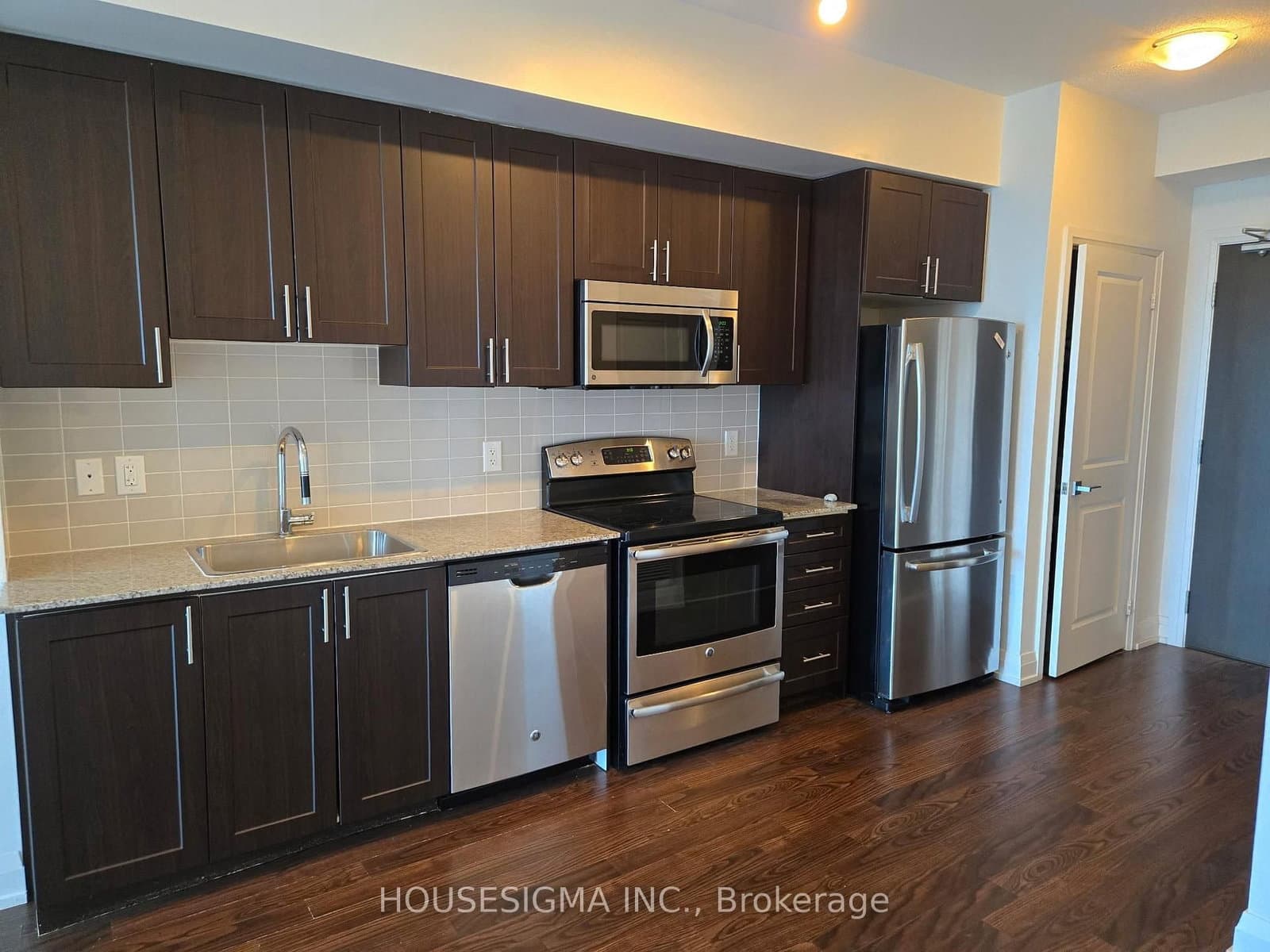 7161 Yonge Street, Unit 2428 thumbnail 5