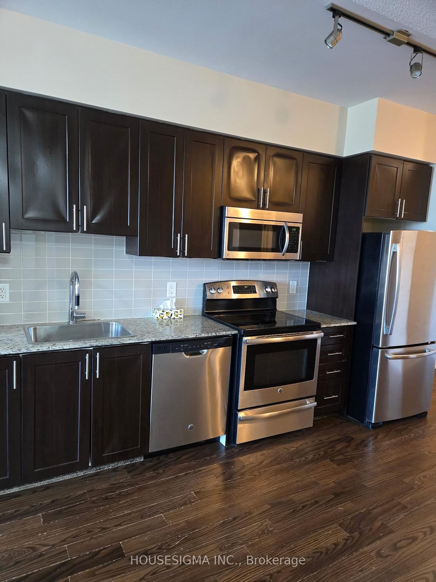 7161 Yonge Street, Unit 1423 thumbnail 4