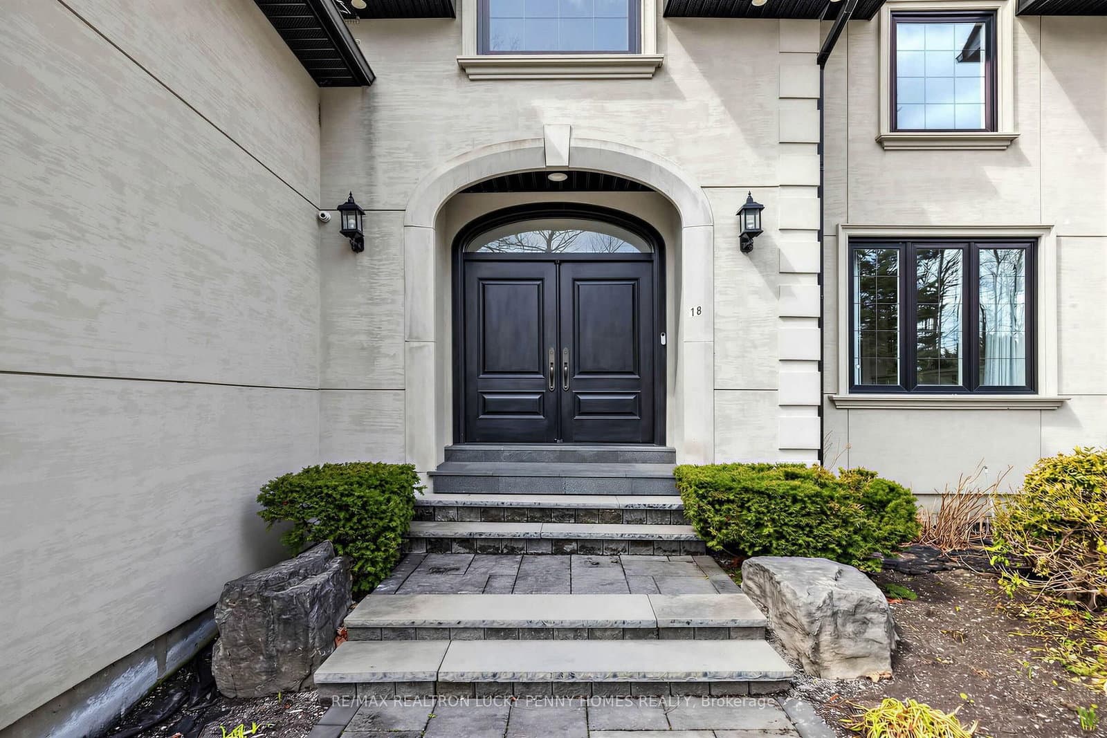 18 Walnut Glen Place thumbnail 4