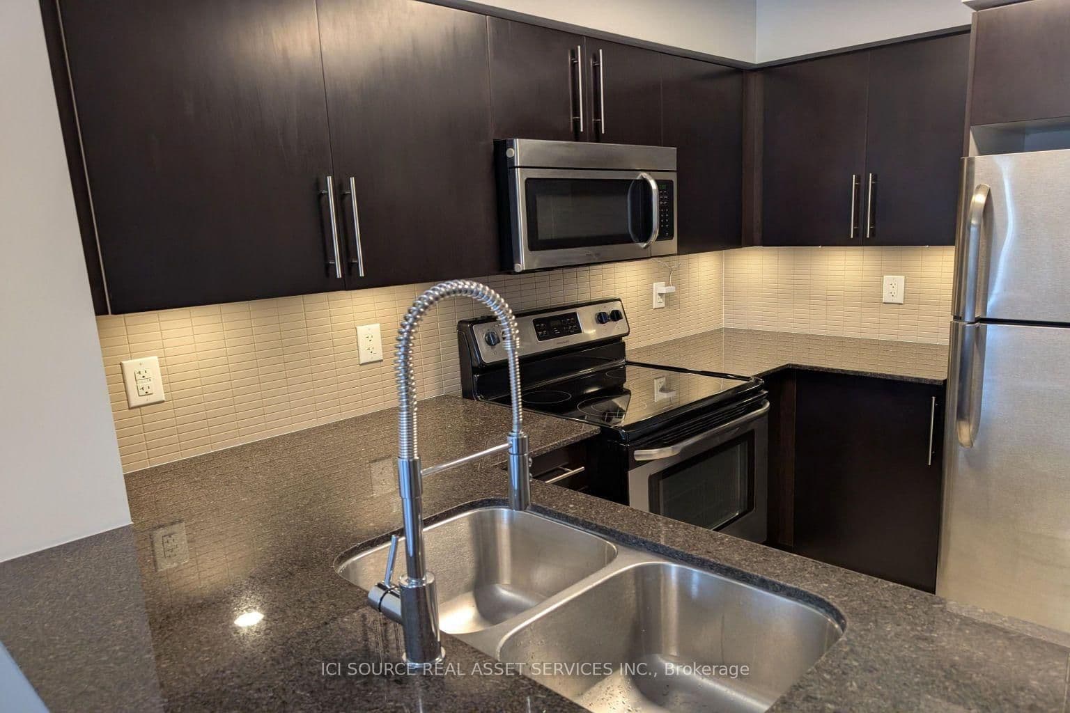73 King William Crescent, Unit 202 thumbnail 5