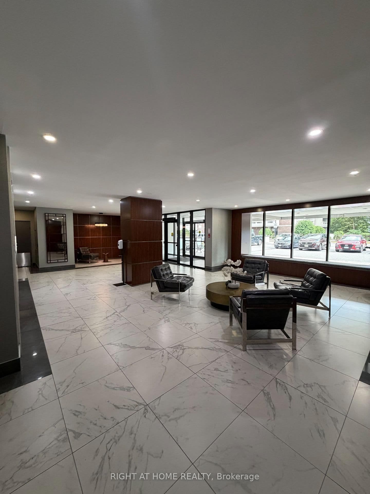 60 Inverlochy Boulevard, Unit 802 thumbnail 16