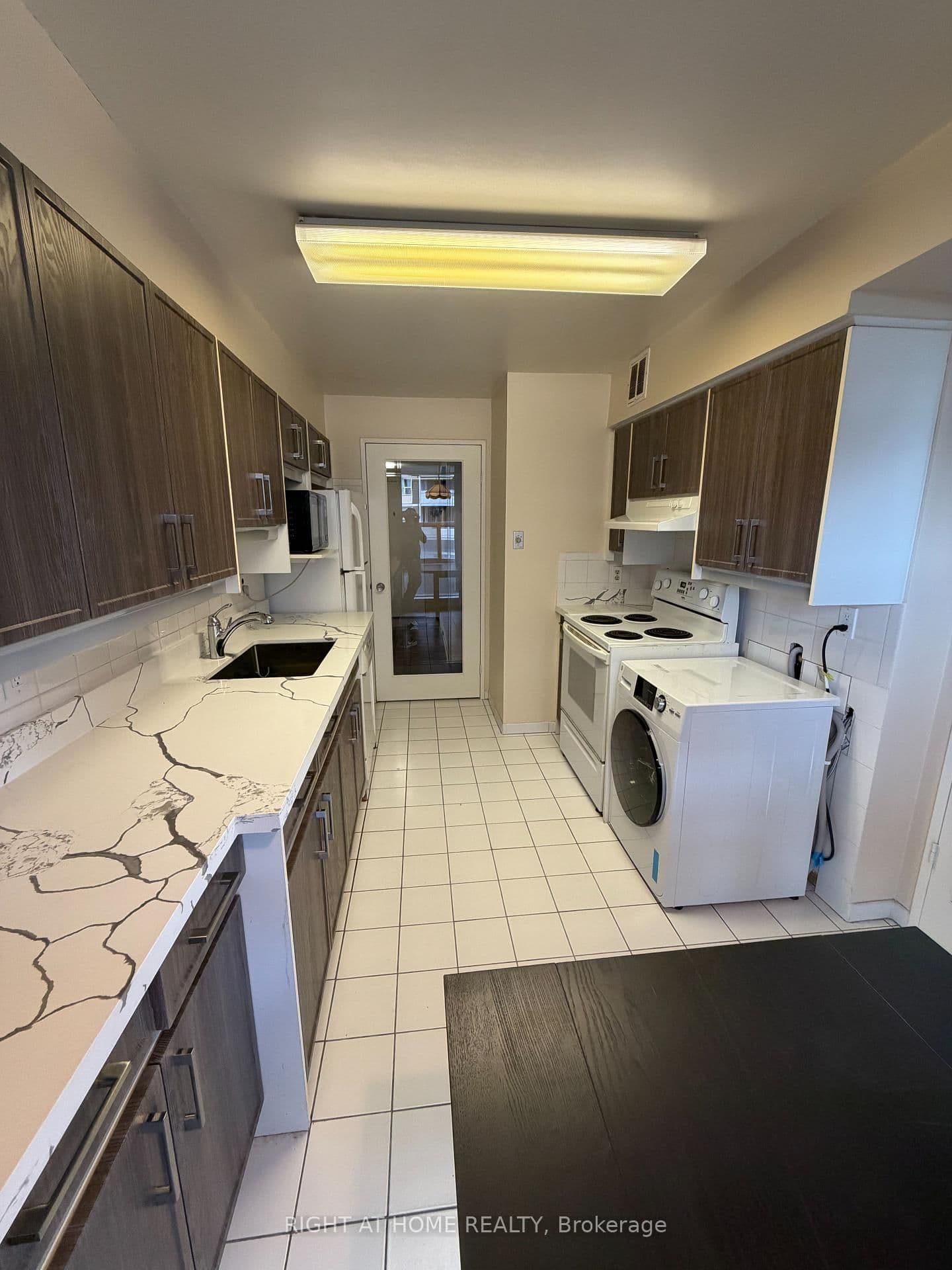 60 Inverlochy Boulevard, Unit 802 thumbnail 7