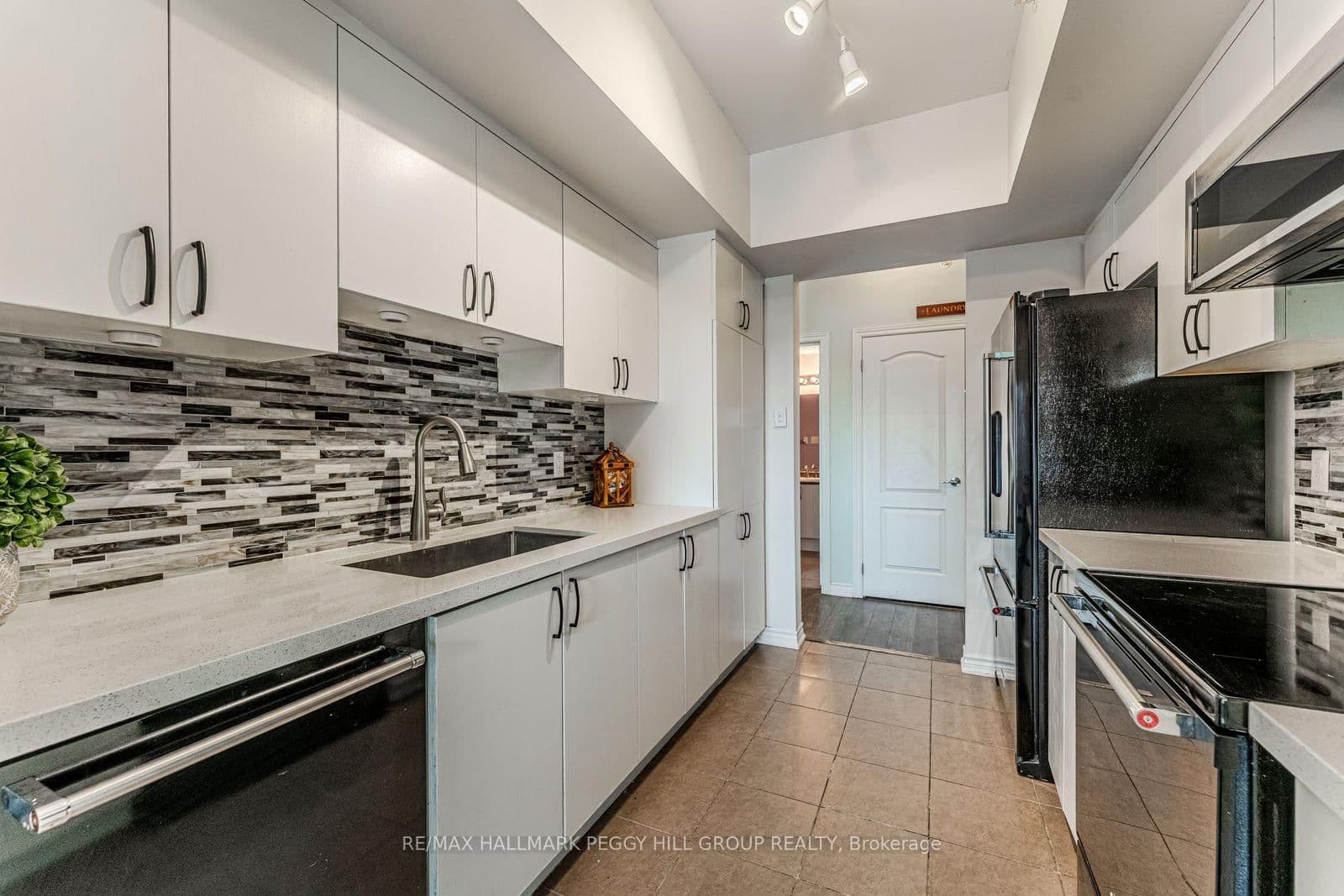 40 Ferndale Drive S, Unit 402 thumbnail 4
