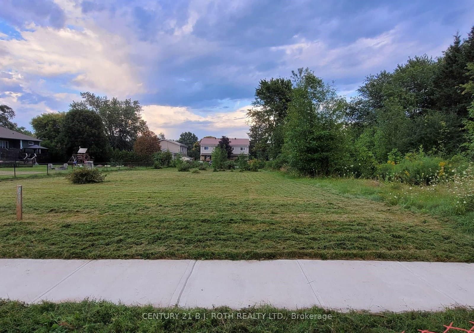 210 Sutherland Street S thumbnail 4