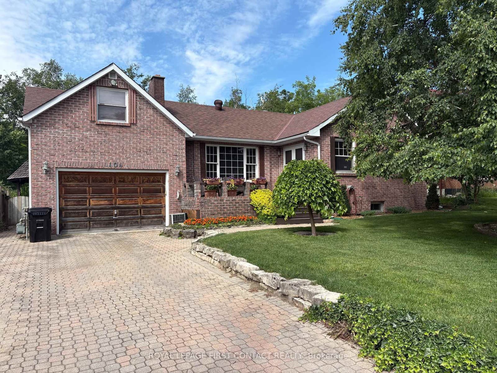 104 Eccles Street N - Image 1
