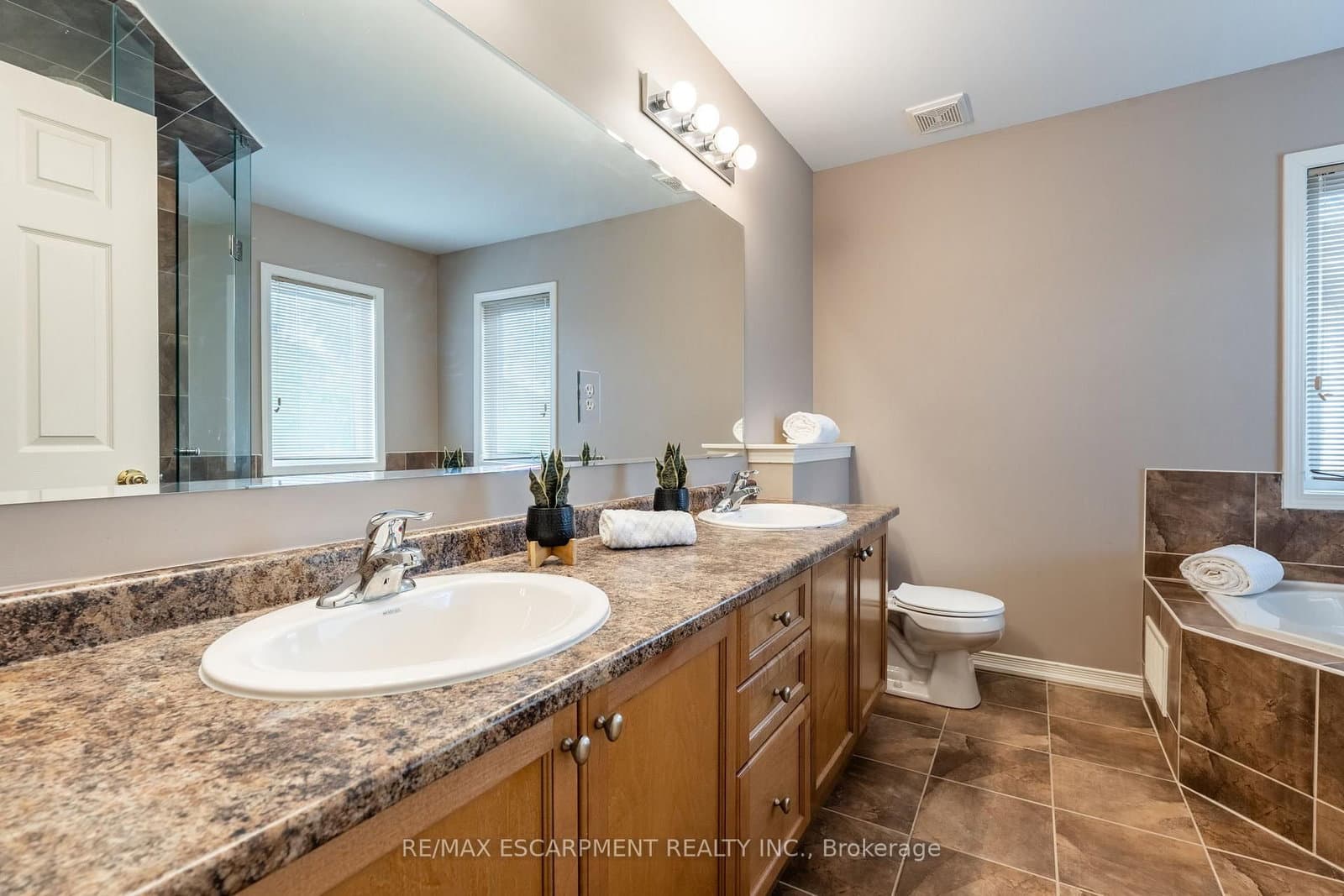 4670 Huffman Road N thumbnail 23