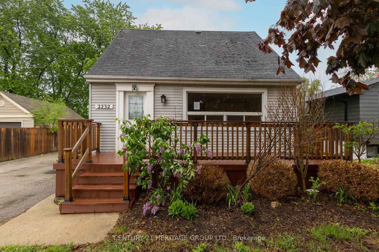 2232 Queensway Drive - Image 1