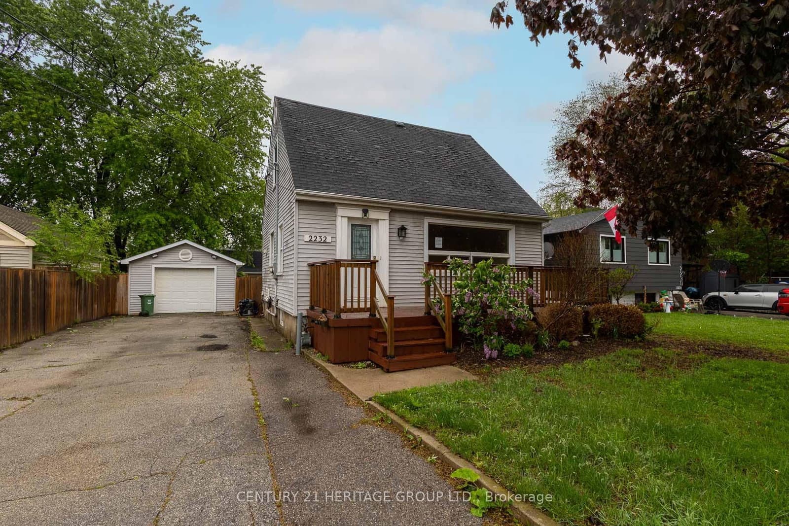 2232 Queensway Drive thumbnail 2