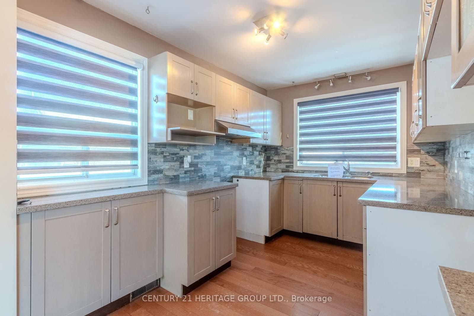2232 Queensway Drive thumbnail 4