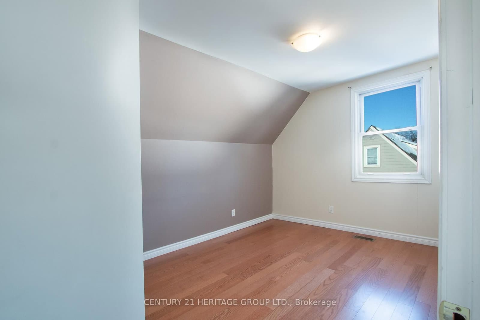 2232 Queensway Drive thumbnail 9