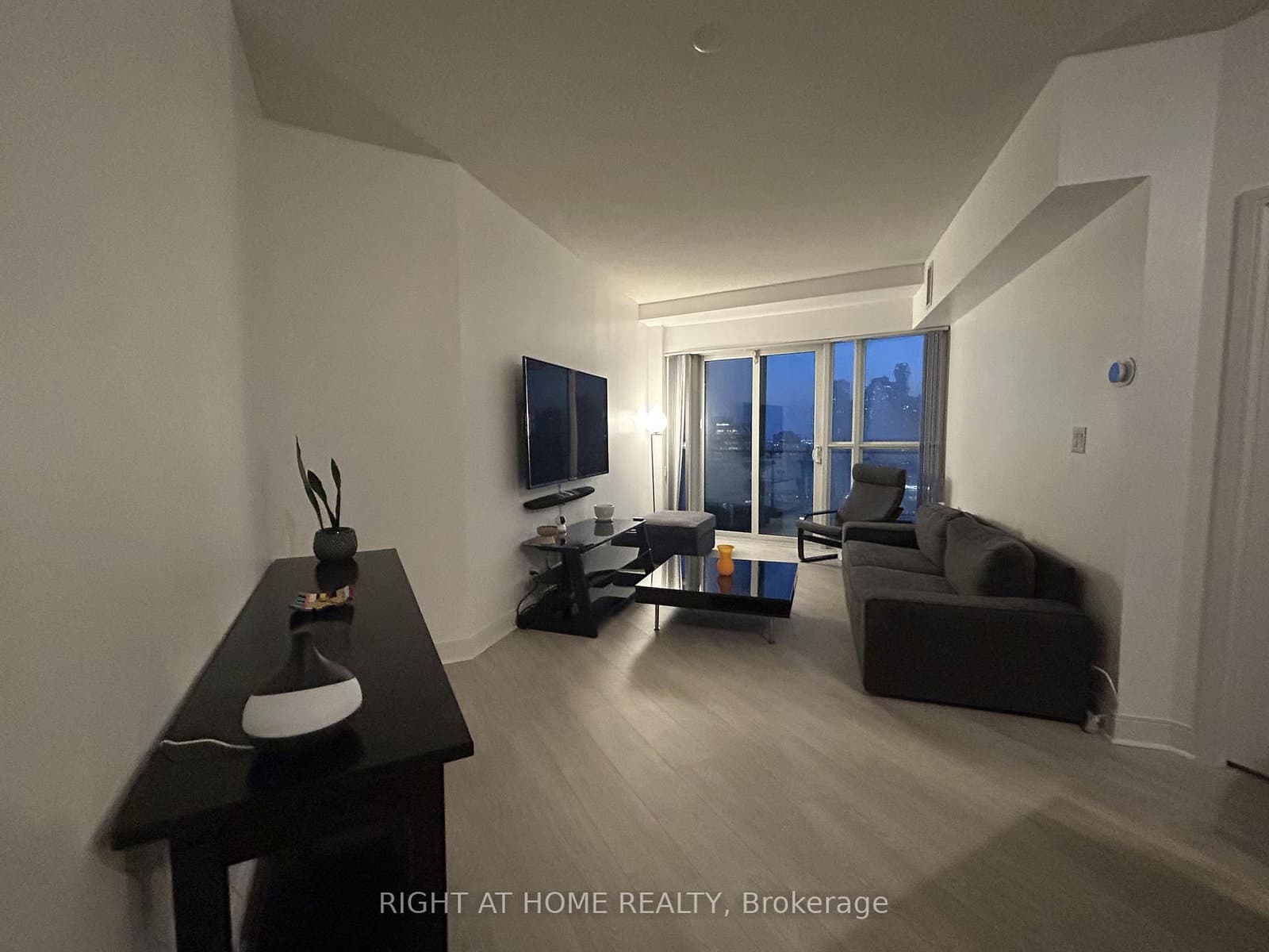 50 Absolute Avenue, Unit 1806 thumbnail 4