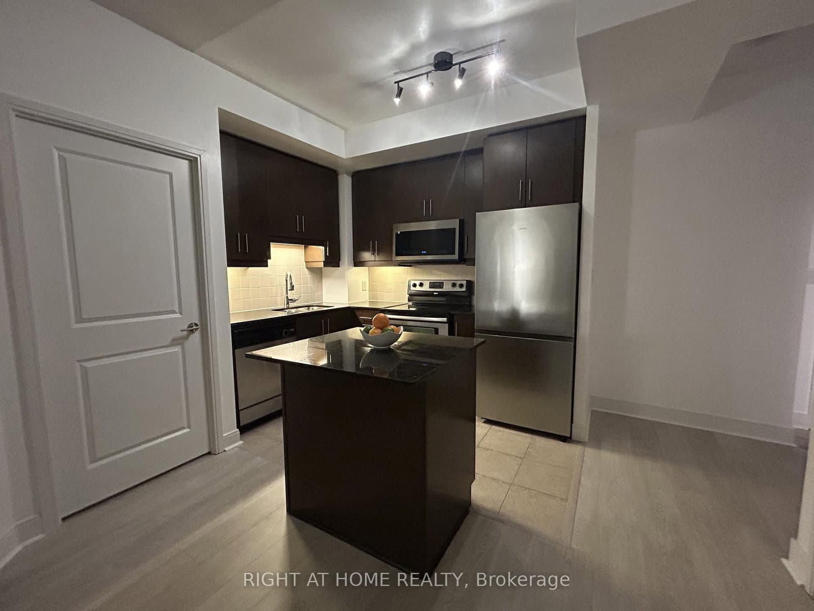 50 Absolute Avenue, Unit 1806 thumbnail 6