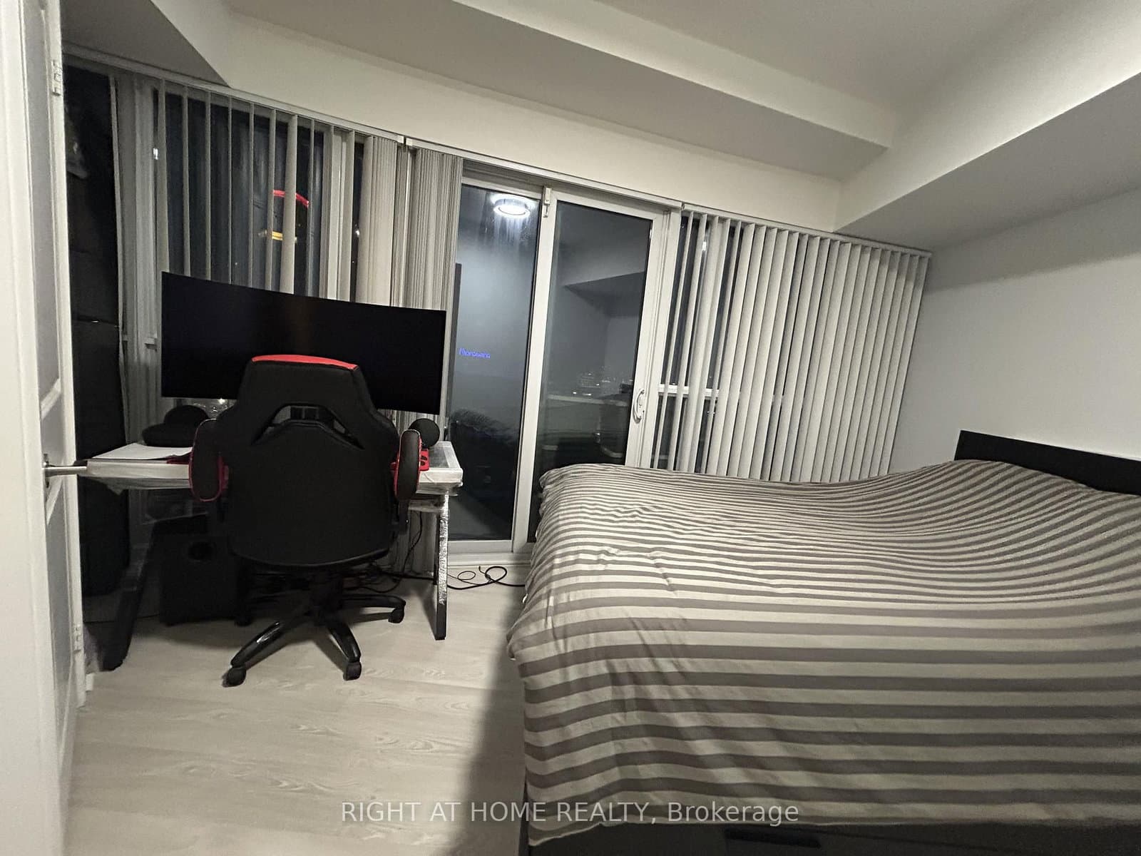 50 Absolute Avenue, Unit 1806 thumbnail 9