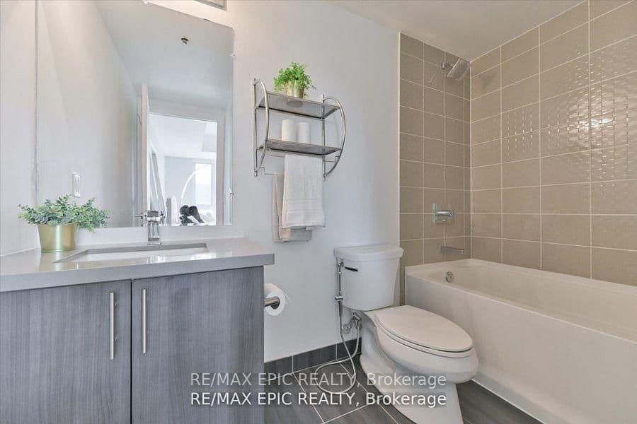 16 McAdam Avenue, Unit 204 thumbnail 21