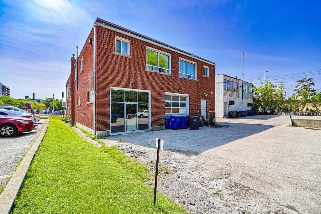 2307 - 2309 Lakeshore Road W thumbnail 22