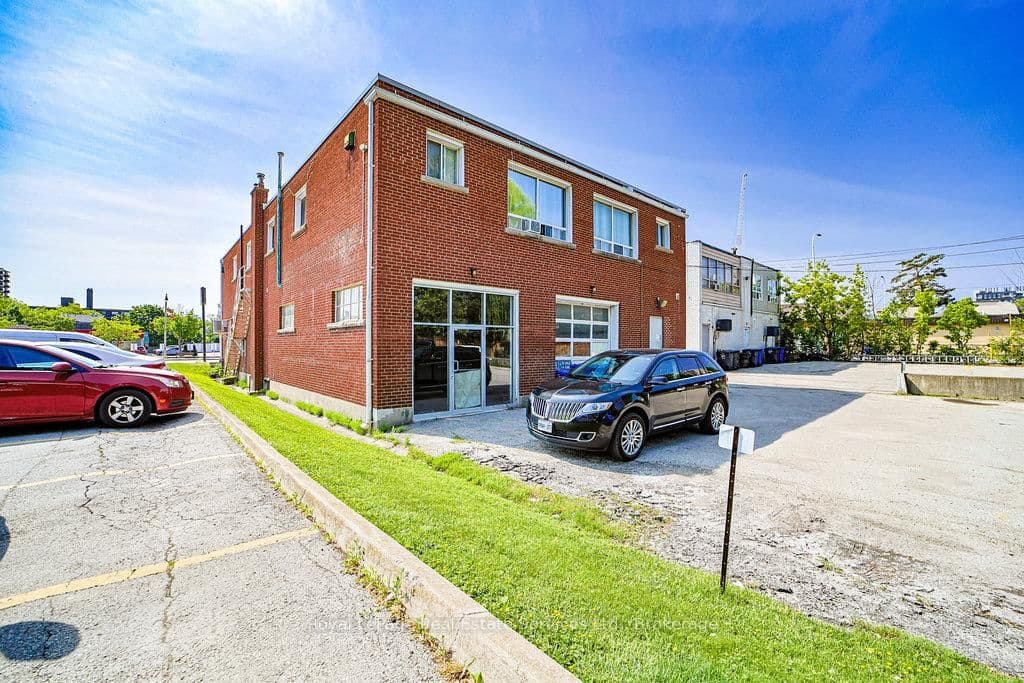 2307 - 2309 Lakeshore Road W thumbnail 24